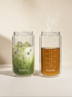 兩個 Teasis 儀式杯並排 — 一杯凍抹茶拿鐵有水珠，一杯熱焎茶冒住蒸氣