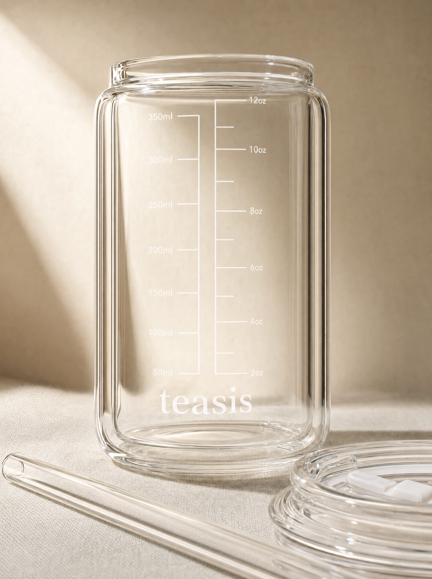 Teasis 儀式杯特寫，側光下展示雙層硼矽玻璃結構